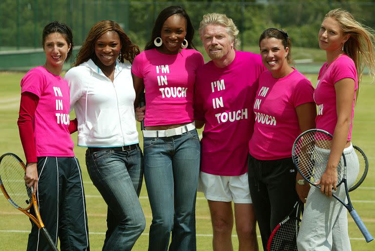 Anastasia Myskina, Serena Williams, Venus Williams, Richard Branson, Jennifer Capriati y Maria Sharapova en Wimbledon, el 18 de junio de 2004.