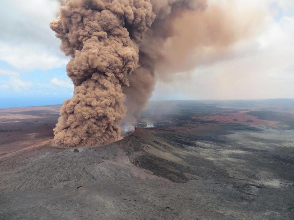 A plume of ash rises from a crater in the Mount Kilauea volcano after a magnitude 6.9 earthquake struck the area, near Pahoa, Hawaii (EPA/USGS HANDOUT)