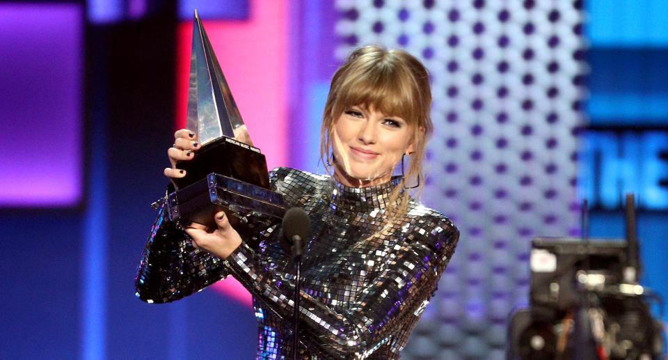 Taylor Swift accepts the Artist of the Year Award at the 2018 American Music Awards in Los Angeles. (Photo: Frederick M. Brown/Getty Images)