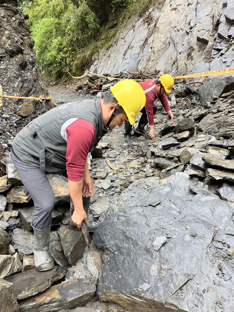 通往大霸尖山的大鹿林道東線5.2K，因為豪雨造成落石坍方，交通再度中斷。(圖／翻攝畫面)