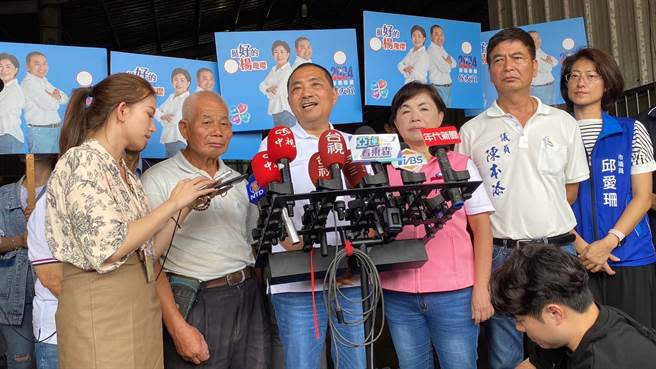 國民黨總統參選人侯友宜（左3），7日在爭取連任的立委楊瓊瓔（左4）陪同下到后里與農民座談，會前接受媒體專訪。（馮惠宜攝）