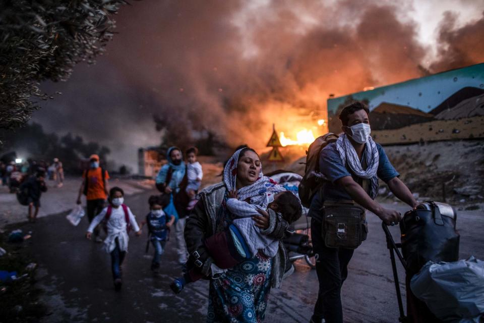 2020年9月9日，希臘萊斯沃斯島一個收容近1.3萬人的莫里亞難民營發生大火，難民也隨即緊急撤離，整座難民營幾近焚毀，失去家園的難民流離失所。