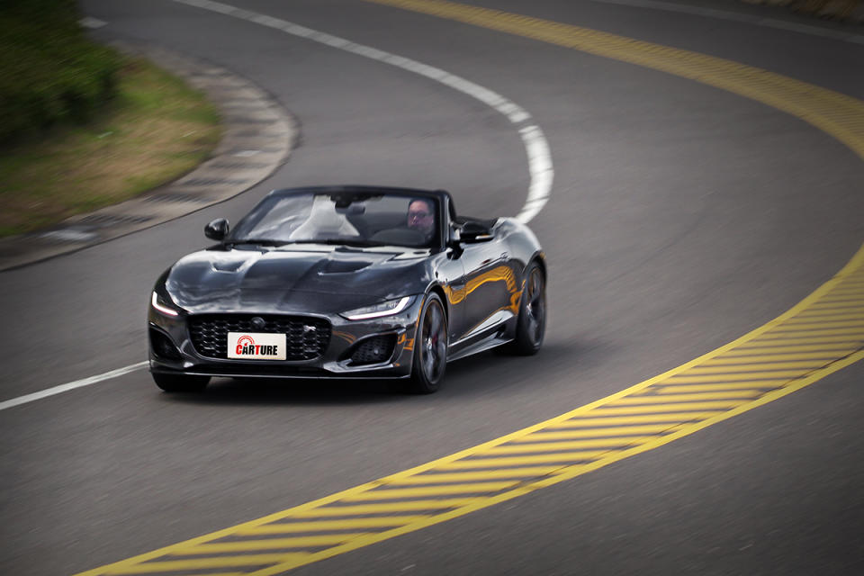 幾乎每輛英國車的特質  — 速度越快車越靈巧，在這款Jaguar的頂尖跑車身上當然得以做得更好。