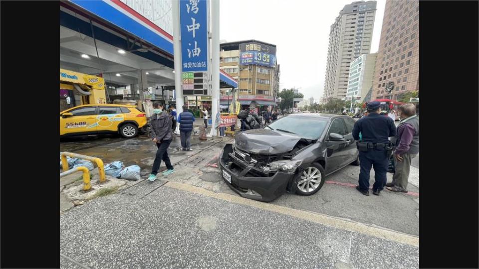 排隊洗車也會出車禍　計程車遭撞進洗車機