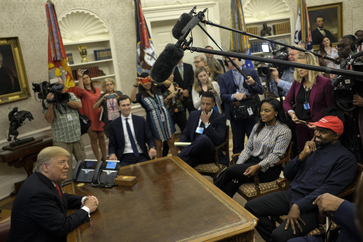 El presidente Donald Trump se reúne con Kanye West en el Despacho Oval de la Casa Blanca, el 11 de octubre de 2018. (Gabriella Demczuk/The New York Times)