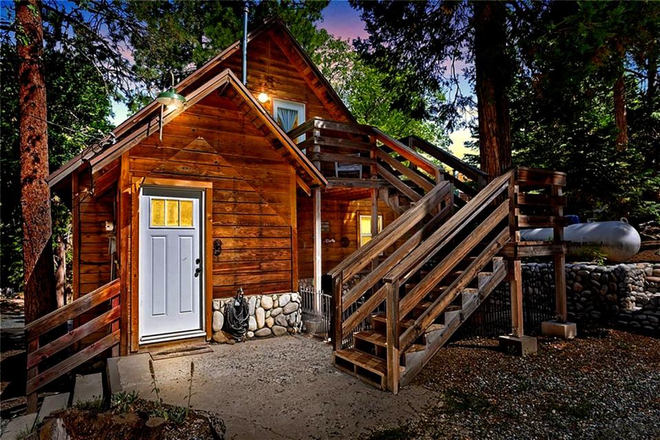 25300 Nestwa Trail, Idyllwild.