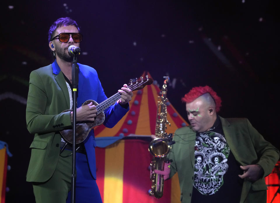 Los Caligaris durante su presentación en el festival Vive Latino en la Ciudad de México el sábado 18 de marzo de 2023. (Foto AP/Fernando Llano)