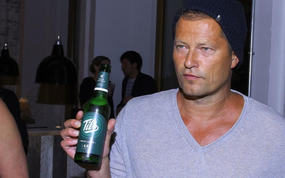 Er trinkt zwar auf dem Foto nicht, ist aber ohnehin eine Ausnahme: Denn Til Schweiger hält hier sein eigenes Bier namens "Tils" in die Kamera. (Bild: Christian Augustin/Getty Images)