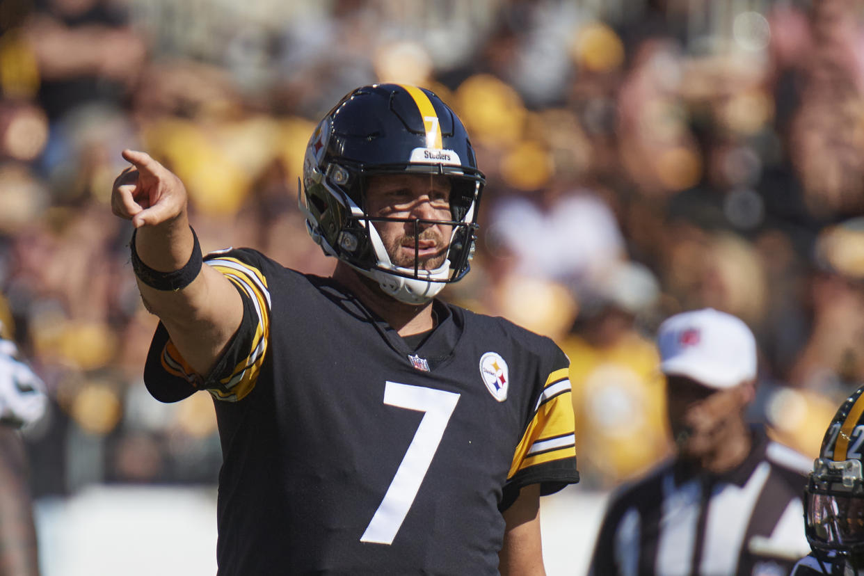 PITTSBURGH, PA - SEPTEMBER 19:   Pittsburgh Steelers quarterback Ben Roethlisberger (7) points while looking at the the bench during the game on September 19, 2021 at Heinz Field in Pittsburgh, PA. (Photo by Shelley Lipton/Icon Sportswire via Getty Images)