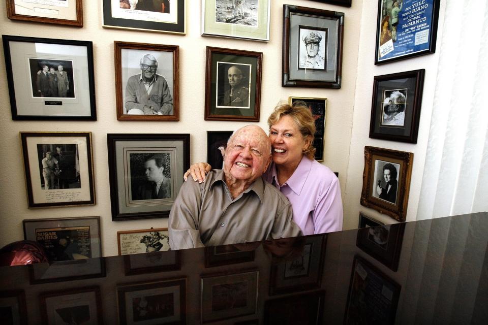 Actor Mickey Rooney and his wife Jan pose for a picture during an interview with Reuters at his home in Westlake Village, California in this February 14, 2007 file photo. Rooney, the pint-sized screen dynamo of the 1930s and 1940s best known for his boy-next-door role in the Andy Hardy movies, died on April 6, 2014 at 93, the TMZ celebrity website reported. It did not give a cause of death and a spokesman was not immediately available for comment. REUTERS/Mario Anzuoni/Files (UNITED STATES - Tags: ENTERTAINMENT OBITUARY)