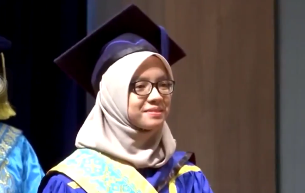 Nur Athirah Rushami Zien graduated with an overall score of 3.99 from Universiti Utara Malaysia. — Picture via Twitter/Are_Fieqq