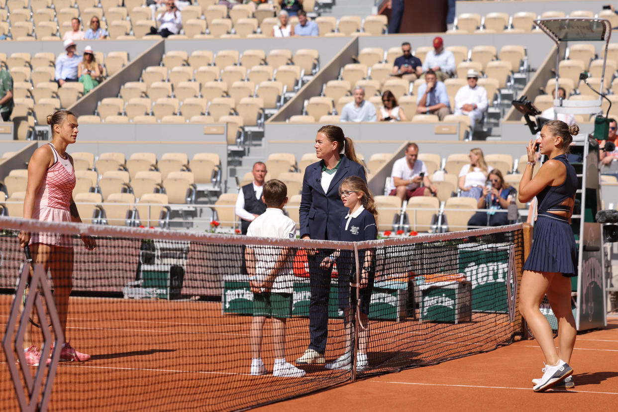 L’Ukrainienne Marta Kostyuk (à droite) et la Biélorusse Aryna Sabalenka (à gauche), avant leur match du premier jour de l’Open de tennis de Roland-Garros, le 28 mai 2023.