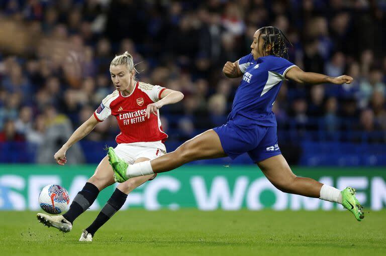 Leah Williamson, de Arsenal y con las medias con cinta adhesiva, lanza el centro ante la presión de Lauren James, de Chelsea, en el Stamford Bridge. 