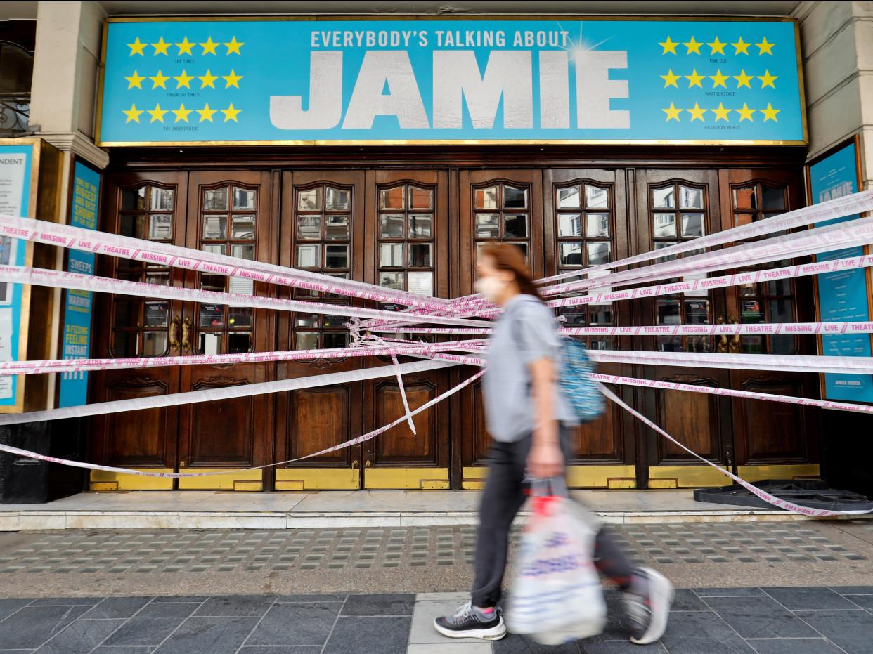 Los teatros se preparan para reabrir (AFP via Getty Images)