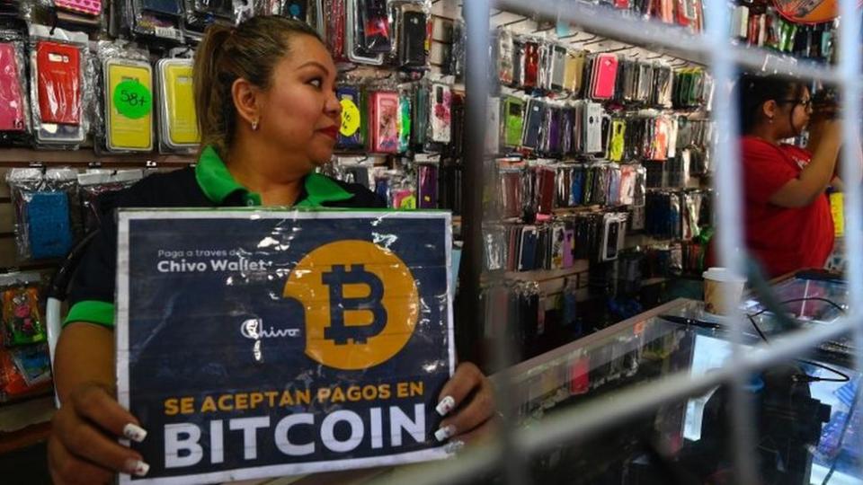 Comercio en El Salvador que acepta bitcoins.