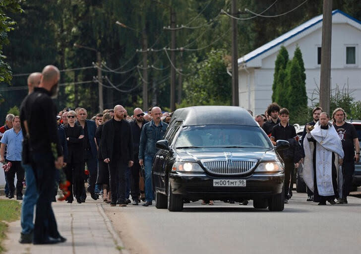 Decenas de personas caminan junto al féretro de Valery Chekalov, jefe de logística del grupo mercenario Wagner, en el cementerio de Severnoye, San Petersburgo, Rusia.