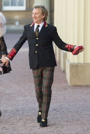 Singer Rod Stewart leaves Buckingham Palace after receiving his knighthood, in London, Britain, October 11, 2016. REUTERS/David Parker/Pool