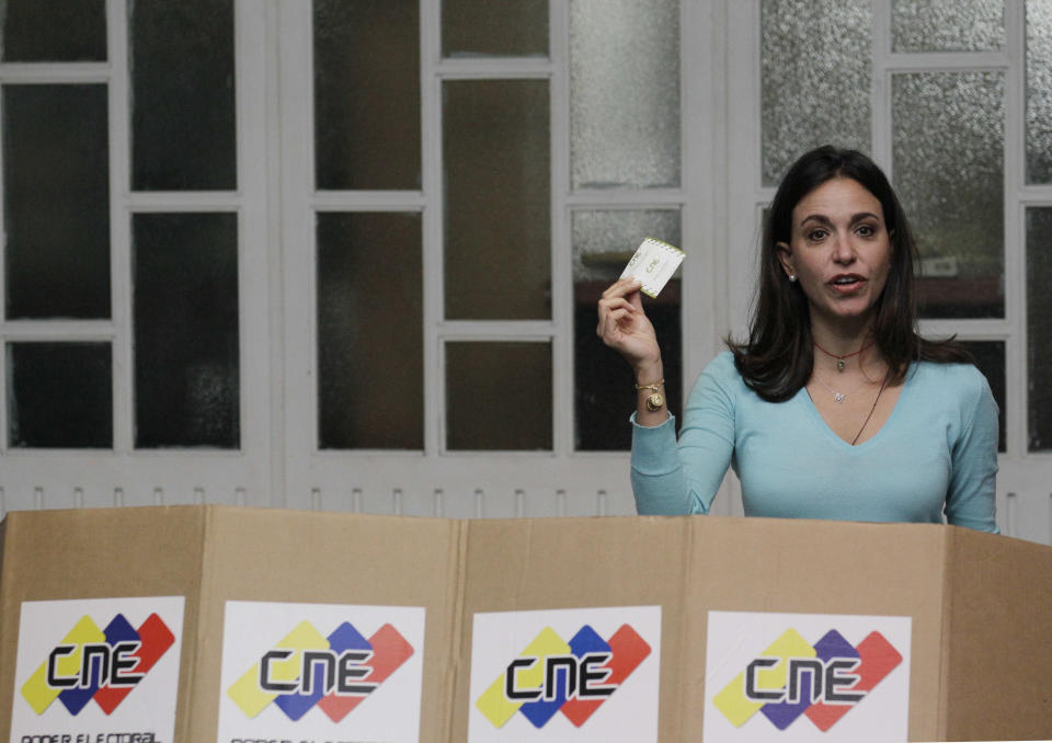 ARCHIVO - María Corina Machado, una de los cinco candidatos presidenciales de la oposición, muestra su boleta antes de votar en un centro electoral en Caracas, Venezuela, el 12 de febrero de 2012. Machado, líder opositora en Venezuela, ha hecho campaña por el candidato presidencial Edmundo González para las elecciones del 28 de julio de 2024. (AP Foto/Fernando Llano, Archivo)