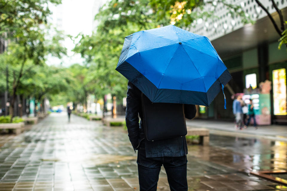 氣象署表示，今華南雲雨區、鋒面在台灣附近形成，是降雨機率各地都較高的一天。（示意圖／Getty Images）