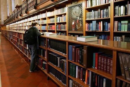 Los hispanos nacidos en EEUU son usuarios de bibliotecas tanto o más activos que otros grupos, no así los nacidos fuera. (Reuters)