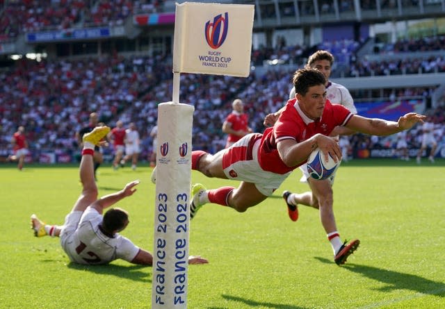 Louis Rees-Zammit scores a World Cup try for Wales