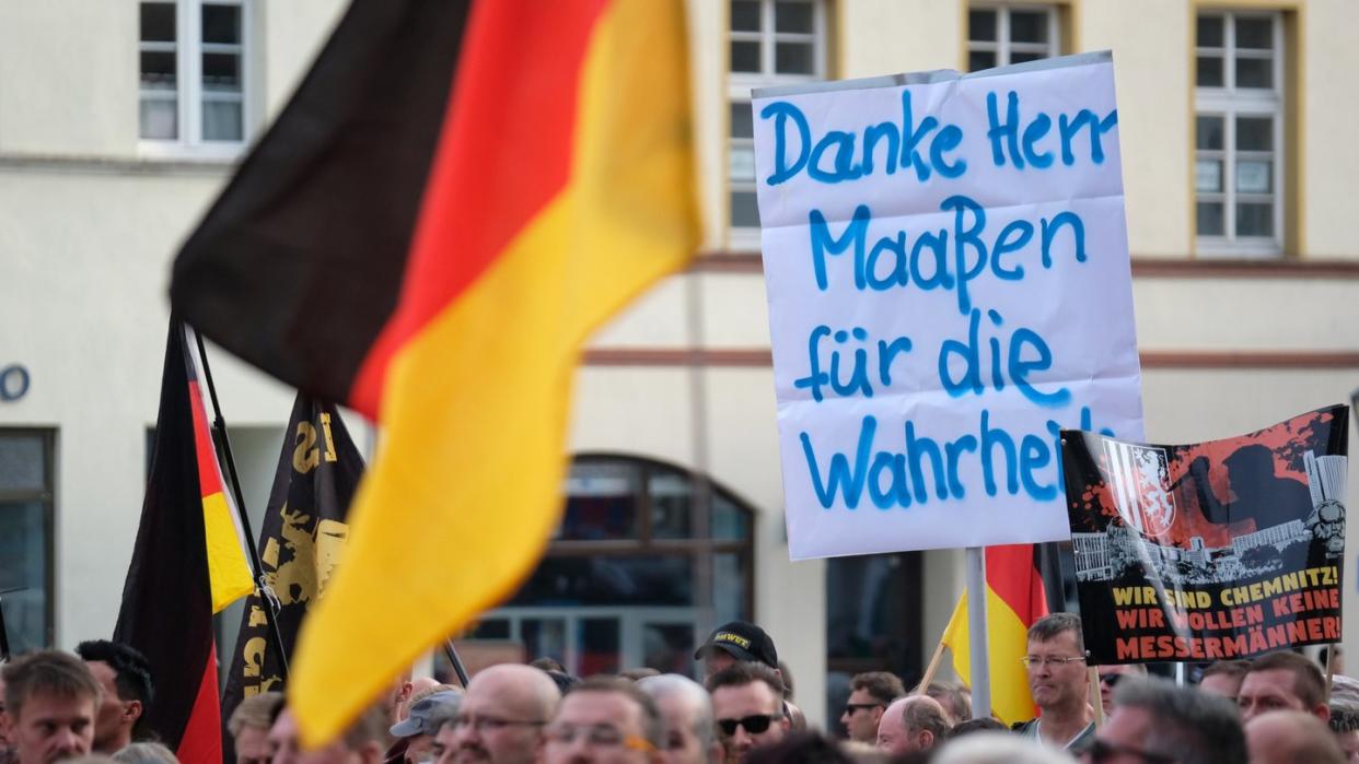 Teilnehmer einer Demonstration von rechtsgerichteten Bündnissen in Köthen halten ein Plakat «Danke Herr Maaßen für die Wahrheit».