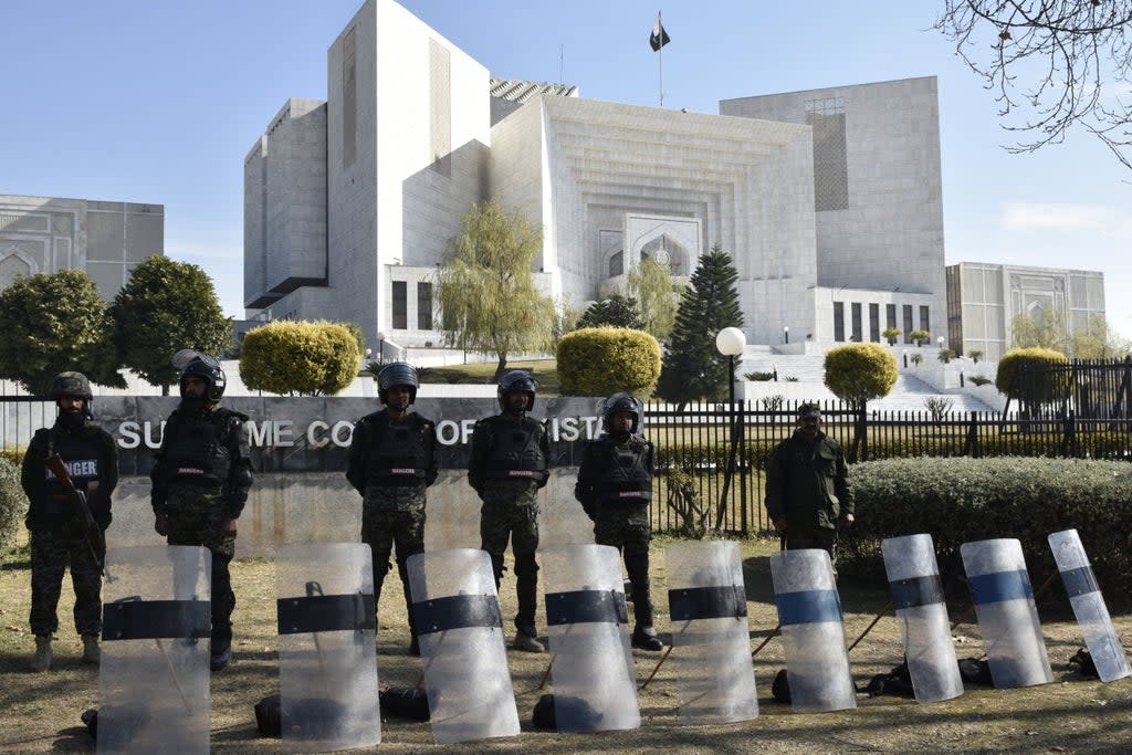 File photo: Pakistani security officials stand guard outside the Supreme Court  (EPA)