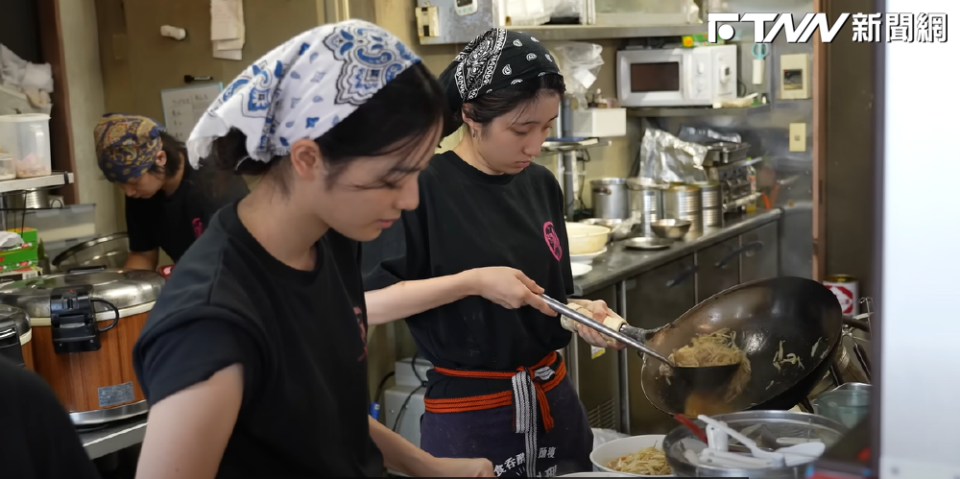 日本千葉縣一間中華料理餐廳「中華東東」，原本由日本阿公經營，後續則由孫女（左）接下，其閨密（右）也來幫忙。（圖／YT SugoUma Japan）