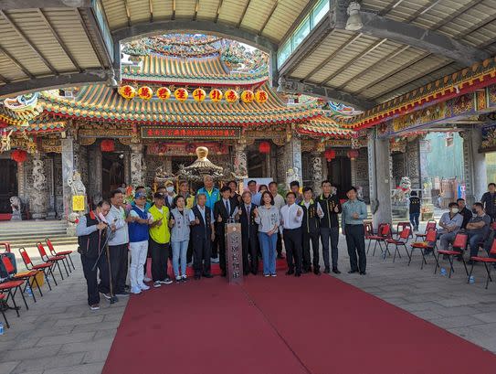 圖：與會來賓一起見證三寮東隆宮「宮廟博物館認證」授證儀式。（記者李榮茂攝)