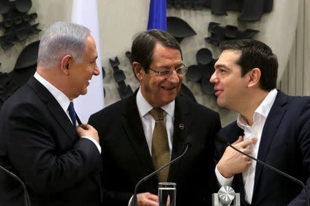 Cypriot President Nicos Anastasiades (C), Israeli Prime Minister Benjamin Netanyahu (L) and Greek Prime Minister Alexis Tsipras talk before a news conference at the presidential palace in Nicosia, Cyprus, in this January 28, 2016 file picture. REUTERS/Yiannis Kourtoglou/Files