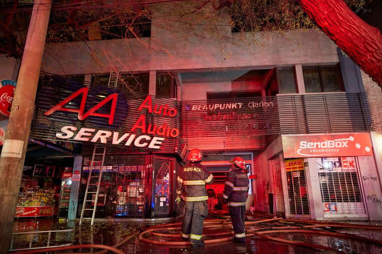 Bomberos trabajan en el edificio que se incendió en la calle Colón en pleno centro de Mendoza