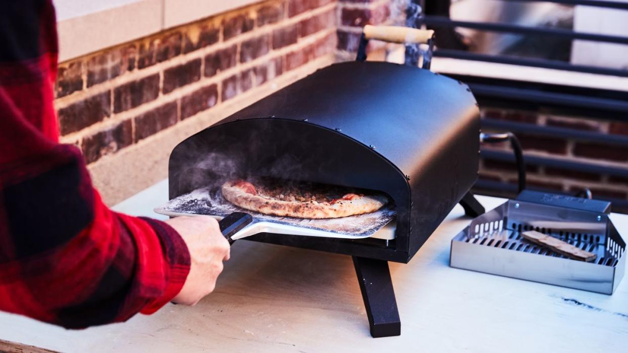cooking pizza in bertello outdoor pizza oven