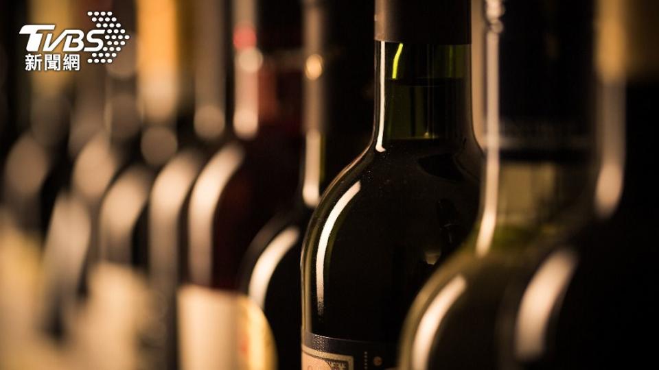 國巨集團董事長陳泰銘將拍賣約2.5萬瓶葡萄酒。（示意圖／shutterstock達志影像）