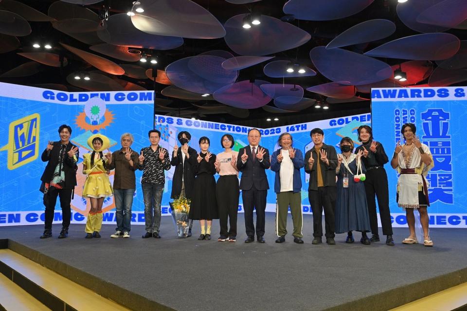 第15屆金漫獎即日起受理報名，圖為去年文化部長史哲（右6）與第14屆金漫獎獲獎者合影。（文化部提供）
