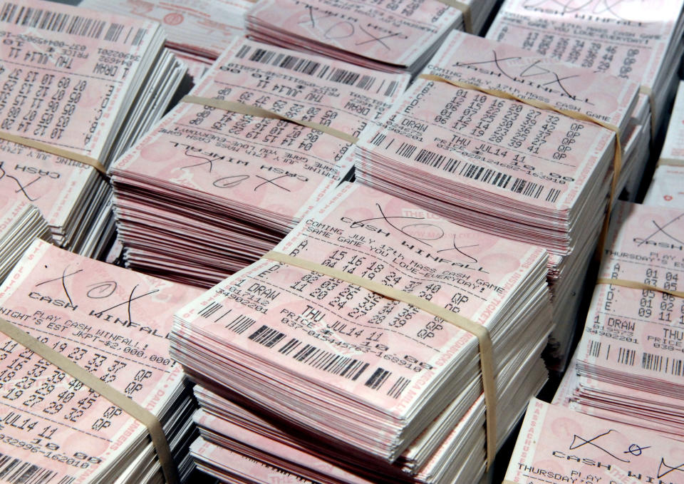 Algunos de los miles de boletos de lotería Winfall que los Selbee compraron durante años, y con los que ganaron millones de dólares. (AP)