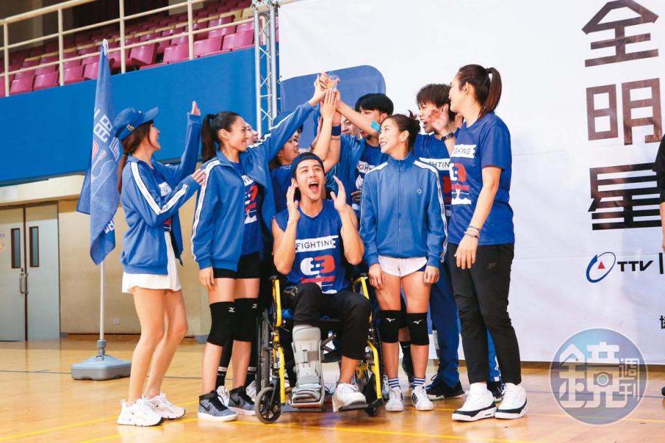 胡宇威（前排中）骨折受傷仍堅持坐著輪椅陪隊員完成決賽，助藍隊奪得最後勝利。
