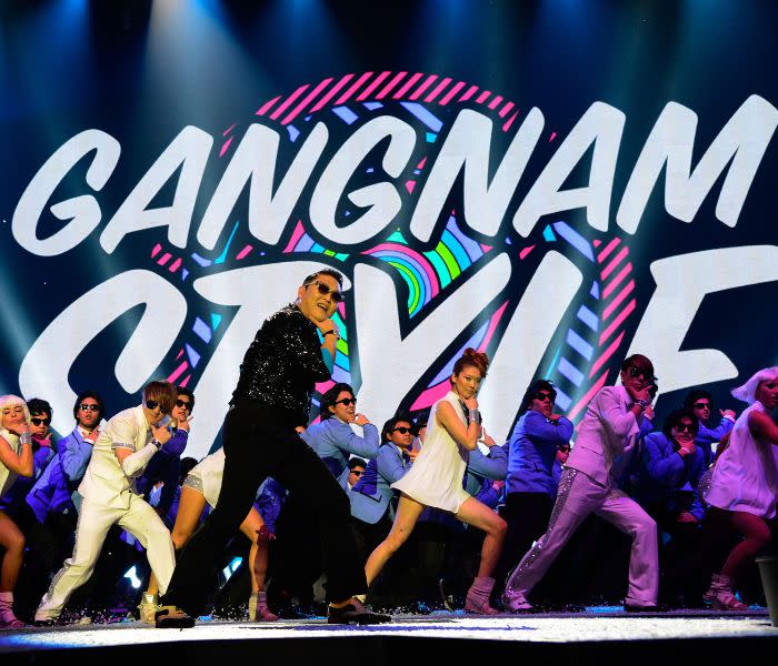 PSY y sus bailarines actúan en la ceremonia de los premios MTV de 2012