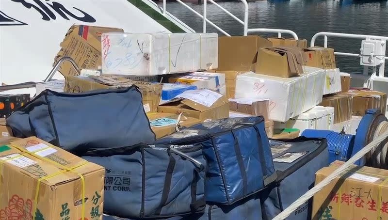 擔心颱風來襲，離島物資不足，客輪運貨量比平常多出1、2成。（圖／圖／記者王浩原攝影）