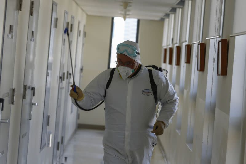 Un hombre es fotografiado desinfectando el Instituto de Formación y Educación Nacional en la ciudad de Daegu, Corea del Sur, el 2 de marzo (Getty Images).