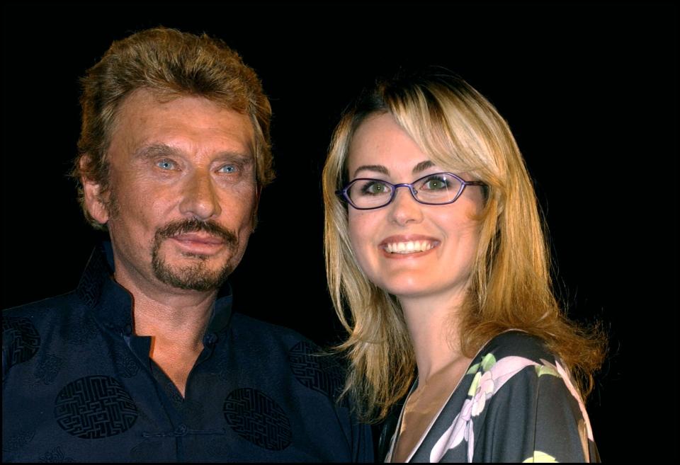 <p>Six ans après son mariage avec Johnny, Laeticia s’affirme en 2002, lunettes affinées colorées sur le nez et une coupe de cheveux plus ajustée qui fait fondre son rockeur de mari. A 27 ans, Laeticia rayonne.<br>crédit : Getty </p>