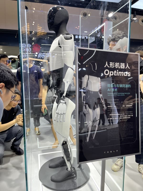 特斯拉人形機器人Optimus第2代上海亮相（3） 2024世界人工智慧大會（WAIC）暨人工智慧全球治 理高級別會議正在上海舉行，特斯拉人形機器人 Optimus第2代（Optimus Gen 2）首度亮相，高約173公 分、重約56公斤，現場參觀者爭相拍照。 中央社記者李雅雯上海攝 113年7月5日 