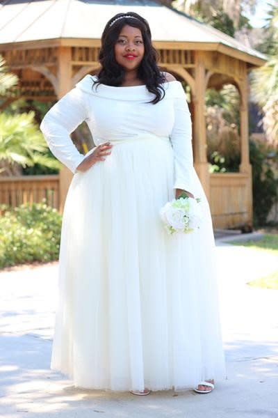 <i>Skirt by&nbsp;<a href="https://society-plus.com/collections/society-bridal-presented-by-pretty-pear-bride" target="_blank">Society+ by Pretty Pear Bride</a></i>