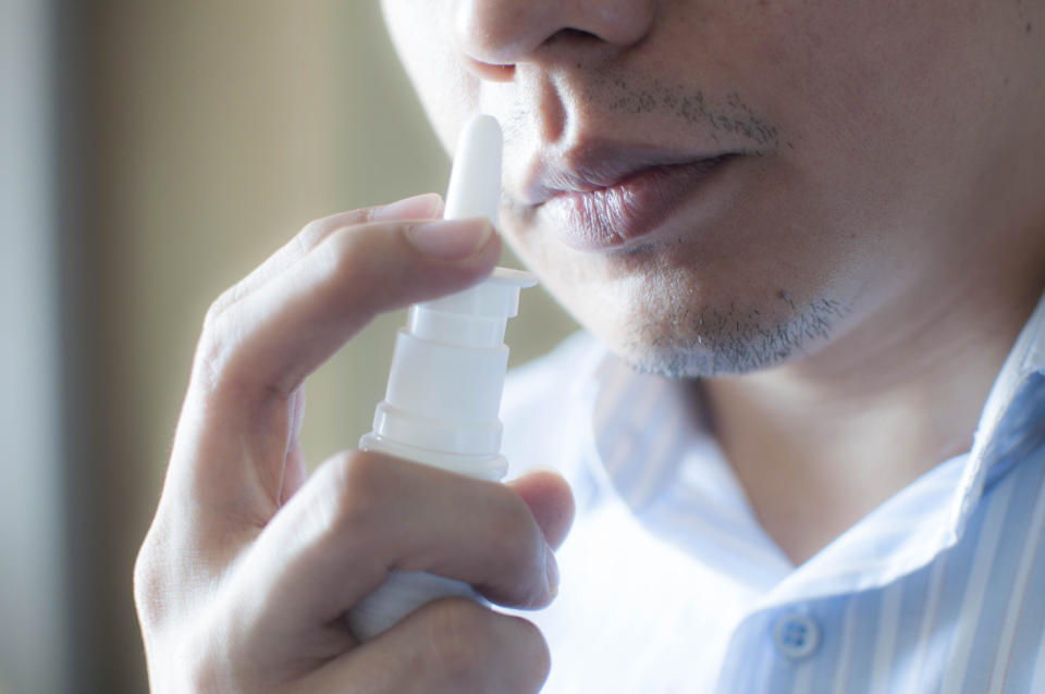 Nach längerer Anwendung kann das Nasenspray genau das Gegenteil bewirken: die Schleimhäute schwellen an. (Bild: Getty Images)