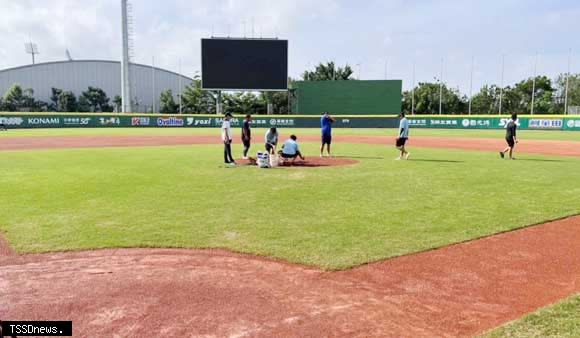 颱風過後亞太國際棒球訓練中心工作人員進場檢視未受影響，U12世界盃少棒錦標賽賽程順利開打。（記者李嘉祥攝）