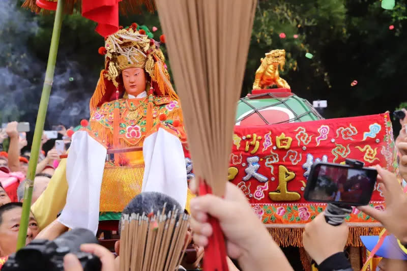 ▲現場信眾目睹媽祖回鑾玉相。（圖／取自白沙屯媽祖網路電視台）