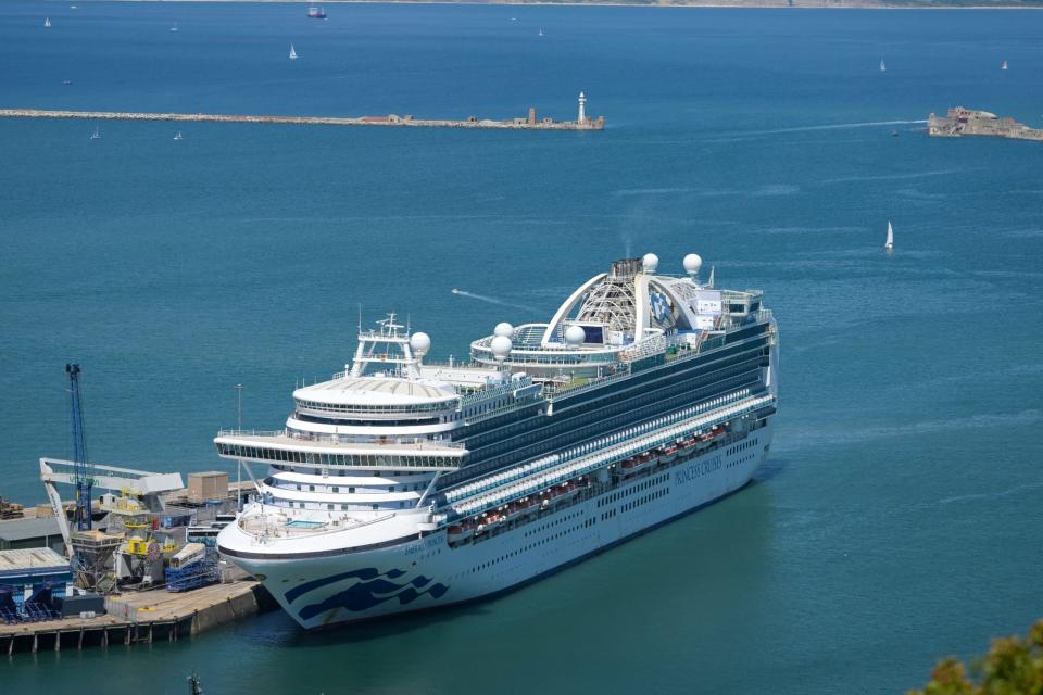 Das Kreuzfahrtschiff Emerald Princess liegt am 09. Juli 2022 im Hafen von Portland, England, vor Anker. - Copyright: Finnbarr Webster/Getty Images