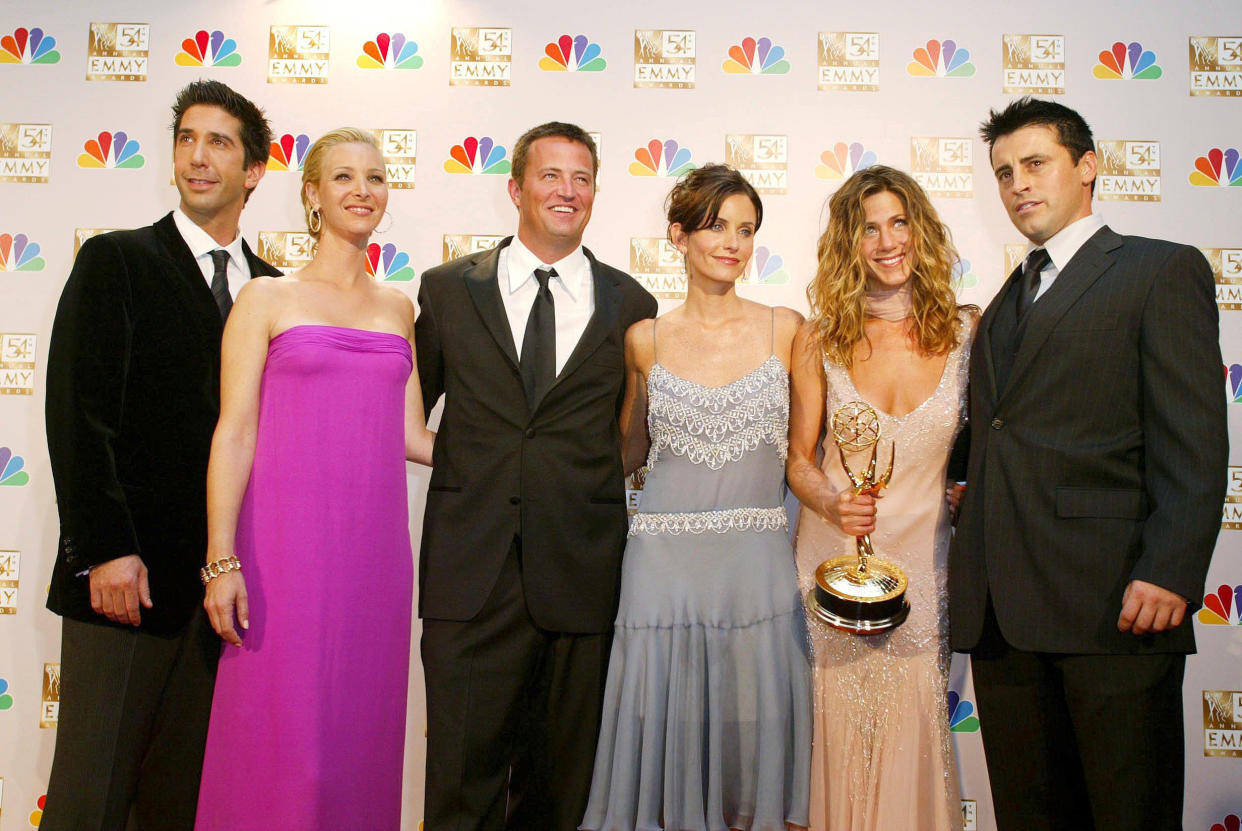 Die Hauptdarsteller David Schwimmer, Lisa Kudrow, Matthew Perry, Courteney Cox, Jennifer Aniston und Matt LeBlanc und (v.l.) bei den Emmy Awards 2002 in Los Angeles. (Bild: Ken Towner/Evening Standard/REX/Shutterstock)