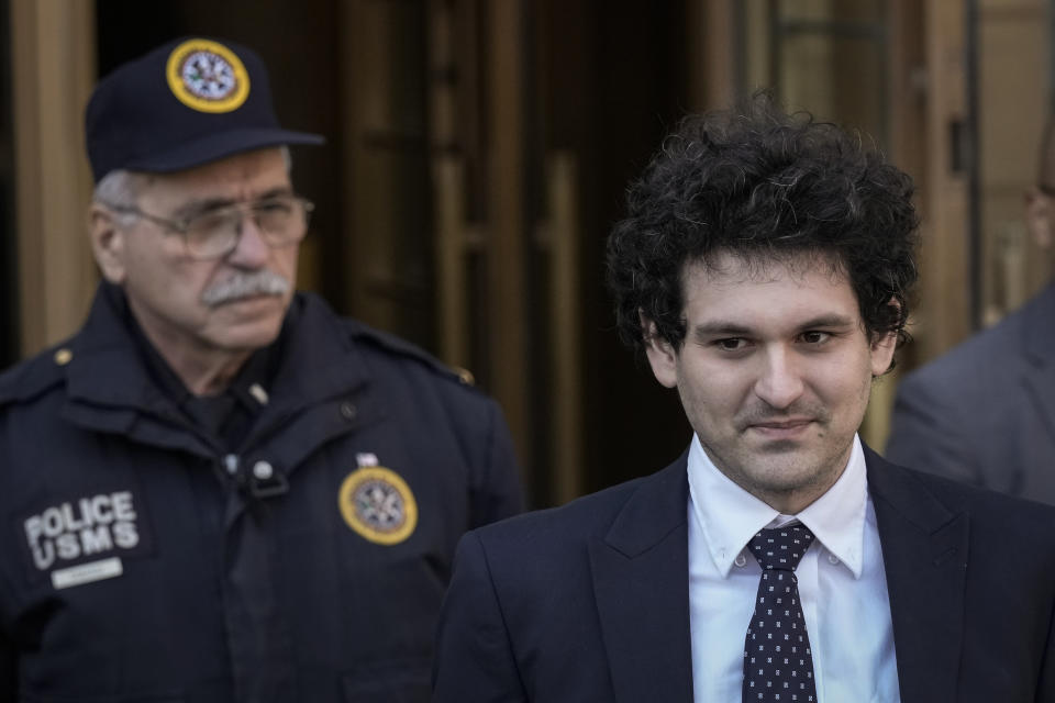 El fundador de FTX, Sam Bankman-Fried (R), sale del Tribunal Federal de Manhattan después de una audiencia de lectura de cargos el 30 de marzo de 2023 en la ciudad de Nueva York. (Foto de Drew Angerer/Getty Images)