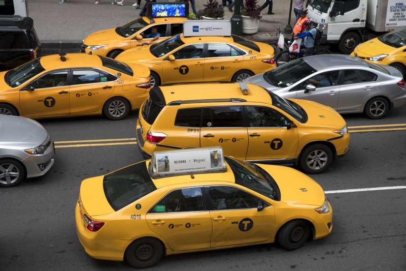 Uber在紐約崛起，造成計程車司機面臨威脅，紐約市議會8日通過新法案，1年內限制叫車公司不得取得新牌照。（AP）