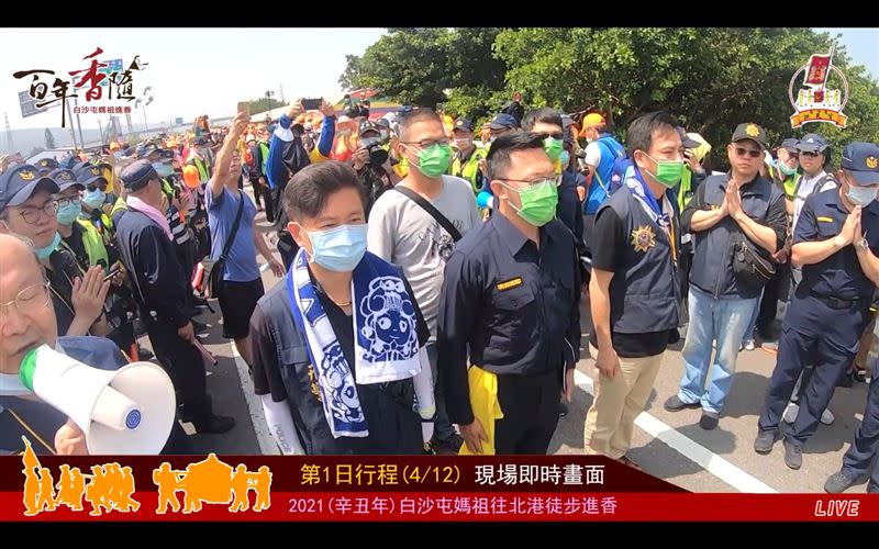 清水分局副分局長率領同仁接駕，正式展開媽祖維安任務。（圖／白沙屯拱天宮YouTube）